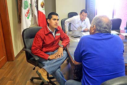 El alcalde Carlos Peña Badillo, en audiencia con la ciudadanía ■ FOTO: LA JORNADA ZACATECAS