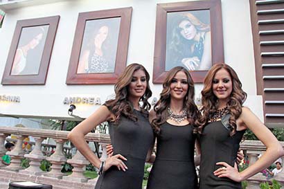 Susana Andrea Espinosa Galaviz, Andrea Ortiz Mesta y Judith Alejandra Martínez Rivera son las candidatas a reina ■ FOTO: ANDRÉS SÁNCHEZ