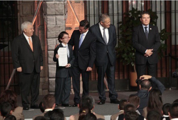 El presidente Enrique Peña Nieto entregó diplomas a los alumnos más destacados de la Olimpiada Nacional del Conocimiento, en Palacio Nacional. Foto José Antonio López