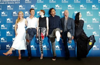 El director mexicano Alejandro González Iñárritu posa con el elenco de su más reciente cinta 'Birdman' que concursa por el León de Oro en el 71 Festival de Cine de Venecia. Foto: Reuters