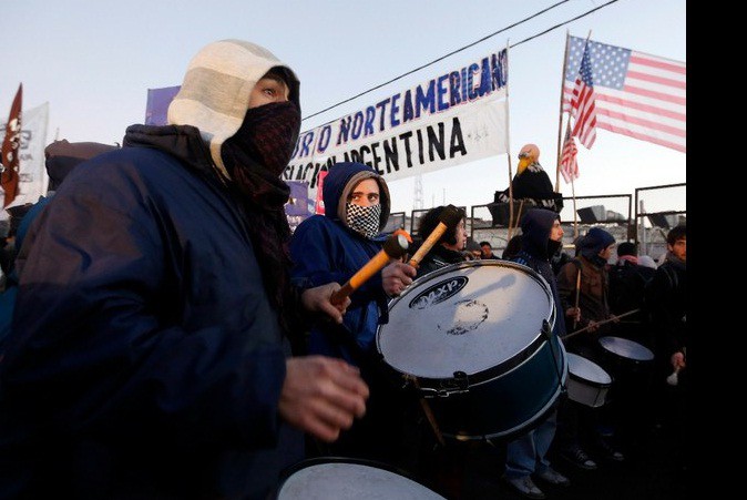 Argentinos protestaron contra la decisión del juez federal estadunidense Thomas Griesa sobre los fondos especulativos. Foto Reuters