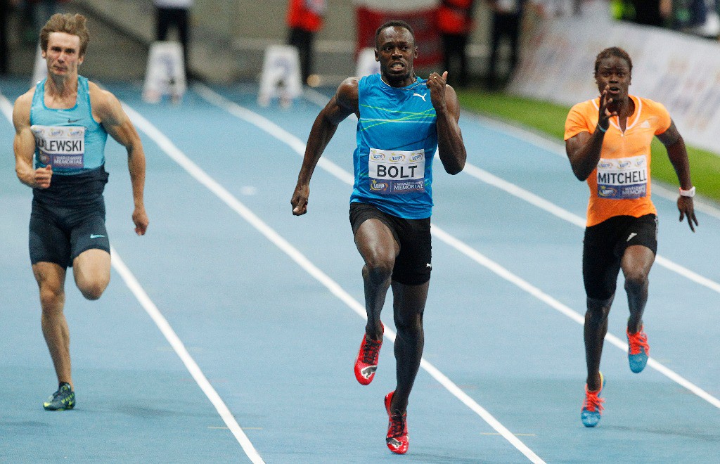 El jamaiquino Usain Bolt (al centro), durante la competencia de 100m en Varsovia, Polonia. Foto Ap