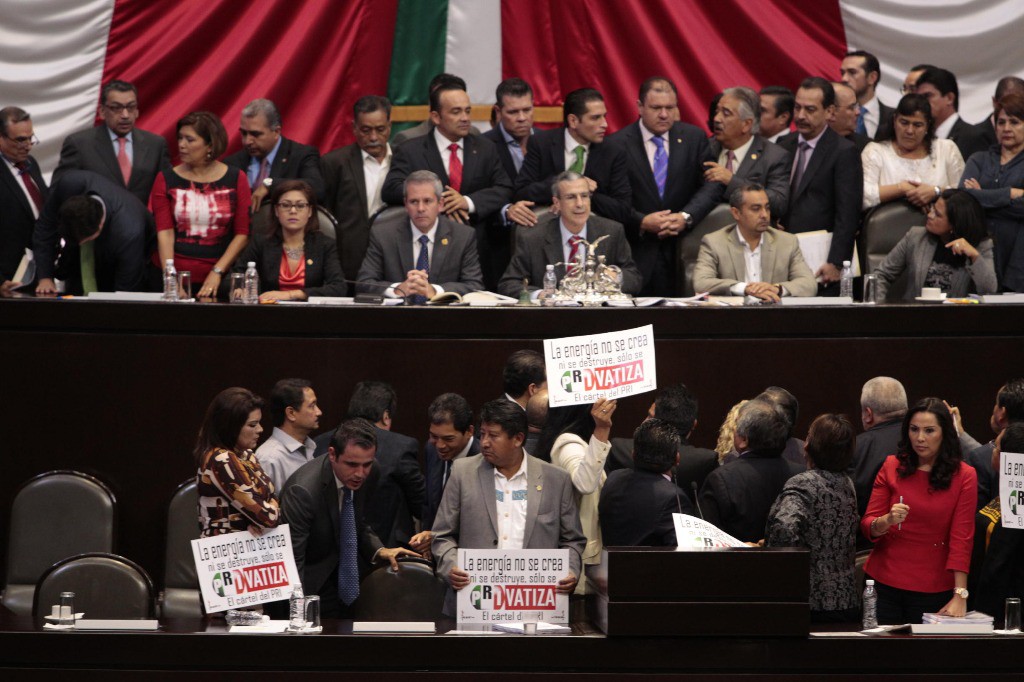 Sesión extraordinaria de la Cámara de Diputados para dictaminar la ley de ingresos para Pemex y CFE. Foto: La Jornada