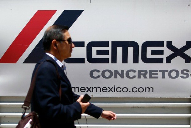 Publicidad sobre Paseo de la Reforma de Cementos Mexicanos, empresa que asegura que el régimen de consolidación fiscal tendría un impacto en sus finanzas de casi 800 millones de dólares. Foto Reuters