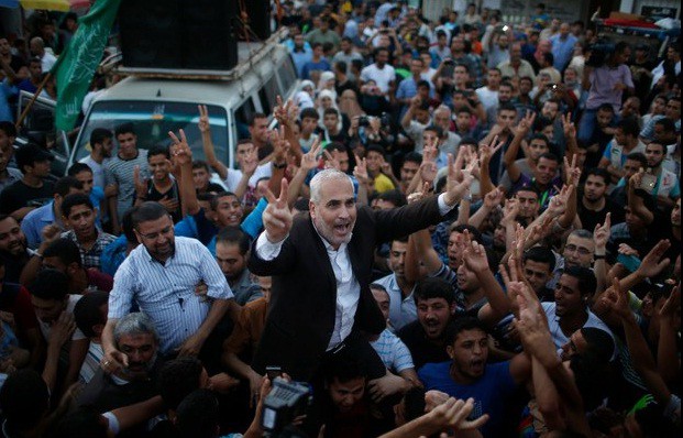 El portavoz de Hamas, Fawzi Barhoum, es cargado por palestinos durante las celebraciones en Gaza. Foto Reuters