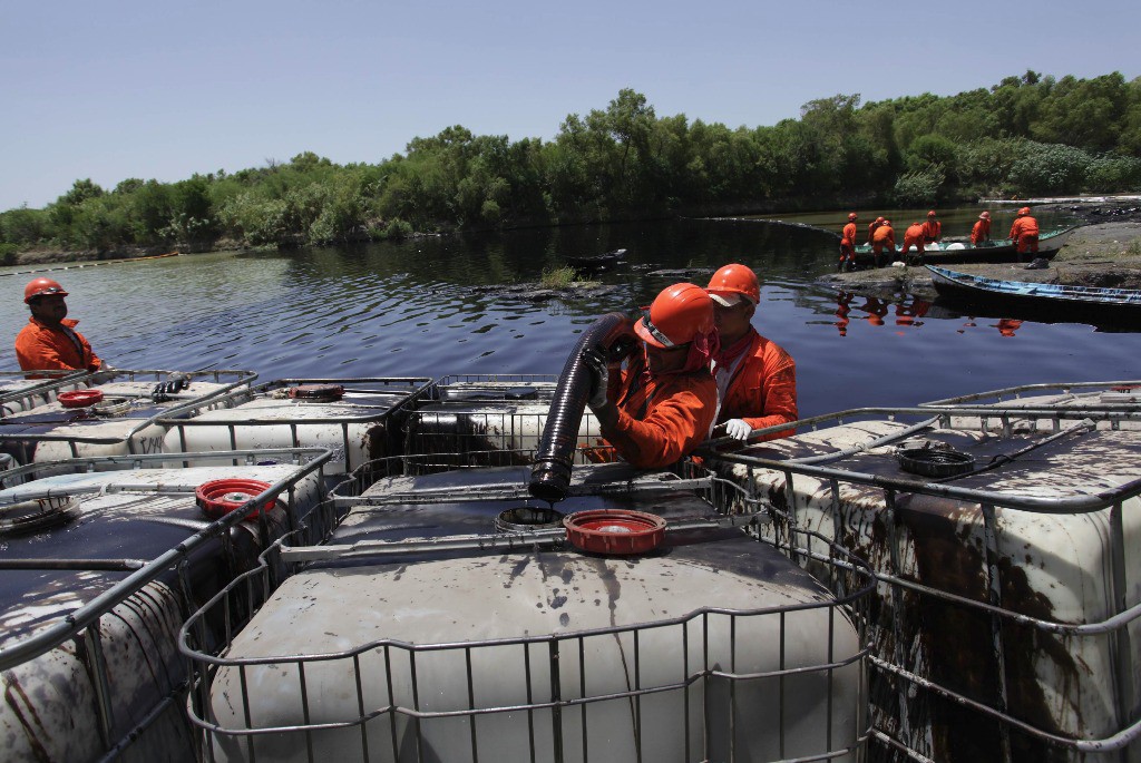 Labores de limpieza tras el derrame de hidrocarburo en el río San Juan, en Cadereyta, Nuevo León. Foto Reuters