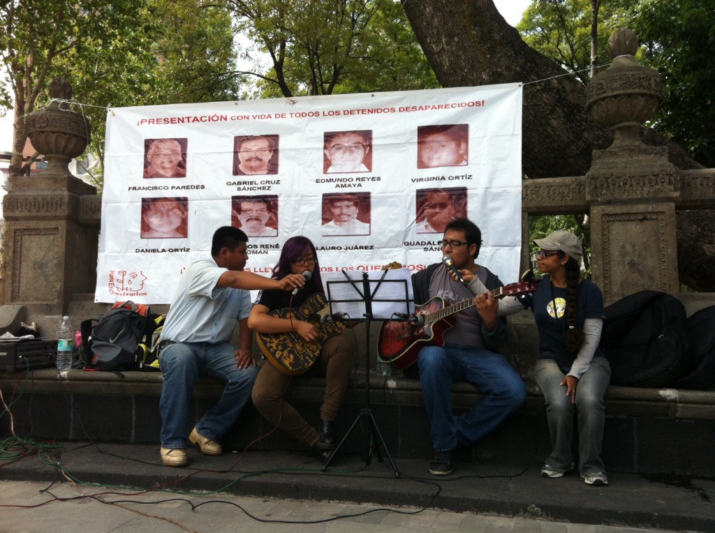 Activistas realizaron un evento en la Alameda Central con motivo del Día Internacional de las Víctimas de Desaparición Forzada. Foto: La Jornada