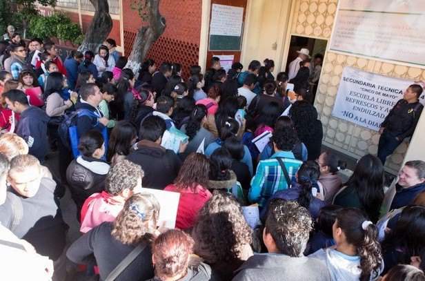 Aspirantes a plazas de docentes esperan ingresar a un plantel para que les apliquen el examen, el pasado 12 de julio. Foto Pablo Ramos