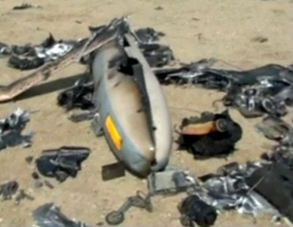 Restos del dron israelí abatido en Irán, en una imagen no fechada difundida por la televisión estatal iraní. Foto Ap