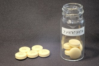 El secretario del gabinete de Japón, Yoshihide Suga, dijo que su país puede ofrecer favipiravir como medicamento contra el ébola. Foto Ap