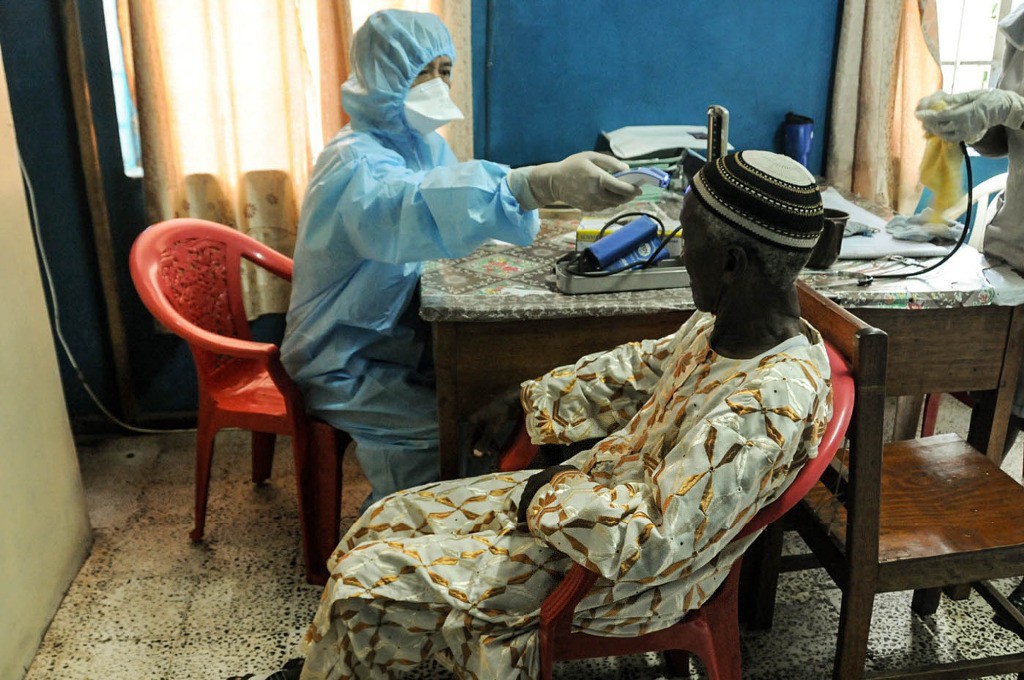 Imagen del 14 de agosto de 2014 de un doctor chino trabajando en una clínica del Hospital Kingharman Road, en Freetown, Sierra Leona. Foto Xinhua