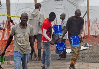 Trabajadores sanitarios realizan labores de prevención del virus del ébola en Monrovia, la capital de Liberia. Foto Ap