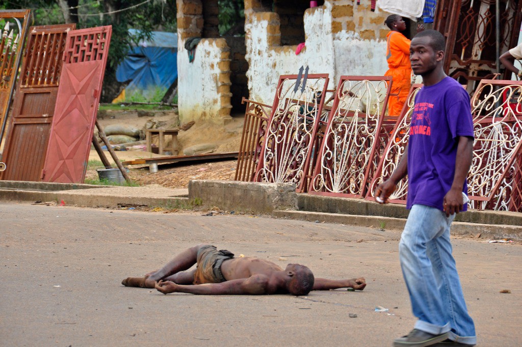 El cuerpo inerte de una víctima del ébola yace en las calles de Monrovia, la capital de Liberia. Foto Ap