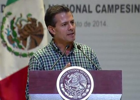 Enrique Peña Nieto al participar en el acto de la Confederación Nacional Campesina. Foto Presidencia