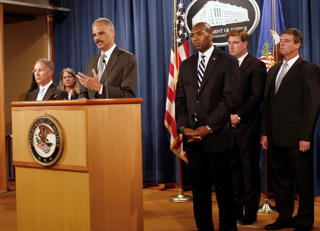 El fiscal estadunidense, Eric Holder, durante una conferencia de prensa este jueves. Foto Ap