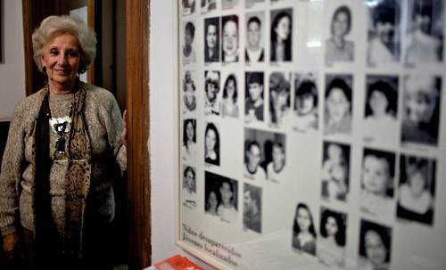 En imagen de archivo, Estela de Carlotto, dirigente de Abuelas de Plaza de Mayo, posa junto a fotos de niños arrebatados a sus padres por la dictadura. Foto Ap
