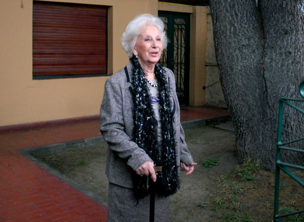 Estela de Carlotto, titular de la organización Abuelas de Plaza de Mayo, sale de su casa en la ciudad de La Plata, Argentina, el 6 de agosto de 2014. Foto Xinhua
