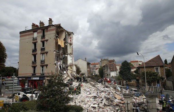 Bomberos franceses trabajan entre los escombros tras la explosión y colapso de un edificio a las afueras de París. Foto Ap