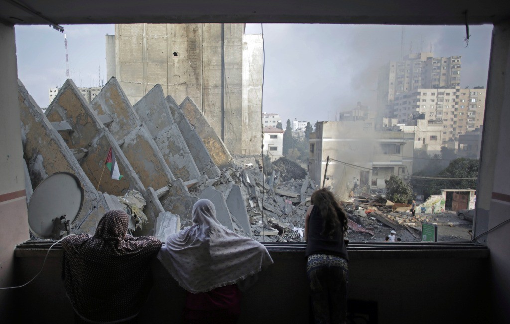 Una familia palestina observa los escombros de una vivienda destruida por los bombardeos israelíes. Foto Ap