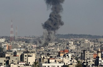 Una columna de humo se alza sobre Gaza, tras un supuesto ataque aéreo israelí que siguió a los tres cohetes lanzados desde el enclave palestino. Foto Reuters