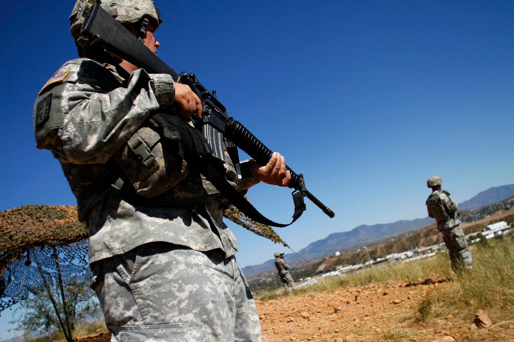 Elementos de la Guardia Nacional de Estados Unidos patrullan la frontera en Nogales, Arizona, en imagen de archivo. Foto Reuters
