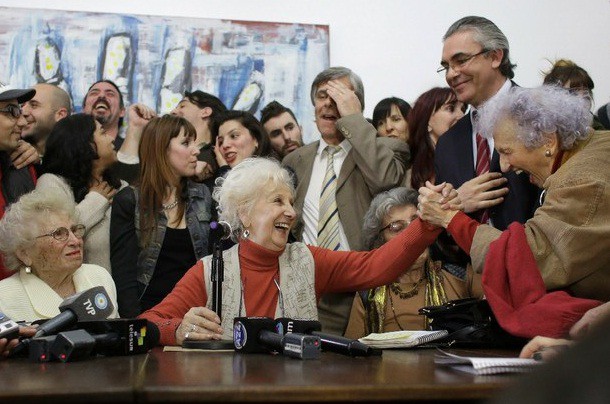 Estela de Carlotto, presidenta de Abuelas de Plaza de Mayo (centro) celebra con compañeros durante una conferencia de prensa en Buenos Aires, este martes. Foto Ap