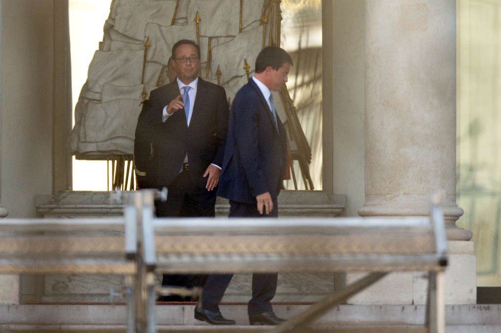 El presidente francés, François Hollande, acompañado del primer ministro, Manuel Valls, tras una reunión para formar nuevo gobierno. Foto Reuters