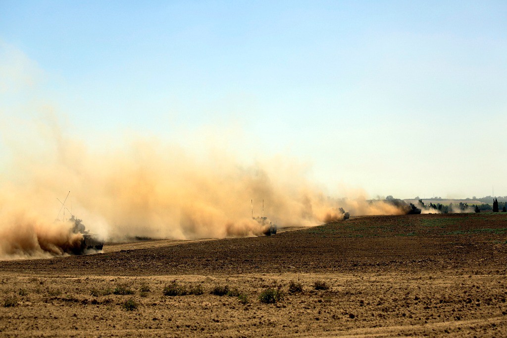 Tanques israelíes avanzan hacia la franja de Gaza. Foto Ap