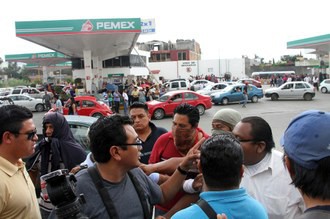Escena de la toma de gasolineras ayer en la capital oaxaqueña, por parte de la sección 22 del sindicato magisterial. Foto Cuartoscuro
