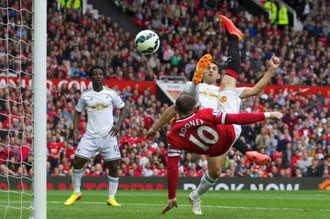 Wayne Rooney, del Manchester United, disputa el control del balón durante el partido de la jornada uno de la liga Premier. Foto Ap