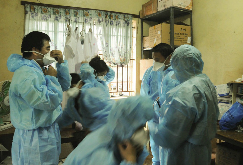 Médicos chinos se preparan para atender a pacientes infectados con el virus de ébola en un hospital de Freetown, Sierra Leona. Foto Xinhua