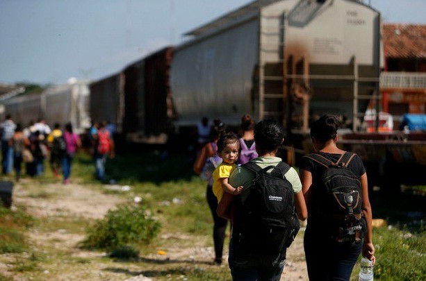Migrantes provenientes de centroamérica esperan en Arriaga, Chiapas, abordar el tren rumbo a la frontera norte. Foto Alfredo Domínguez / Archivo