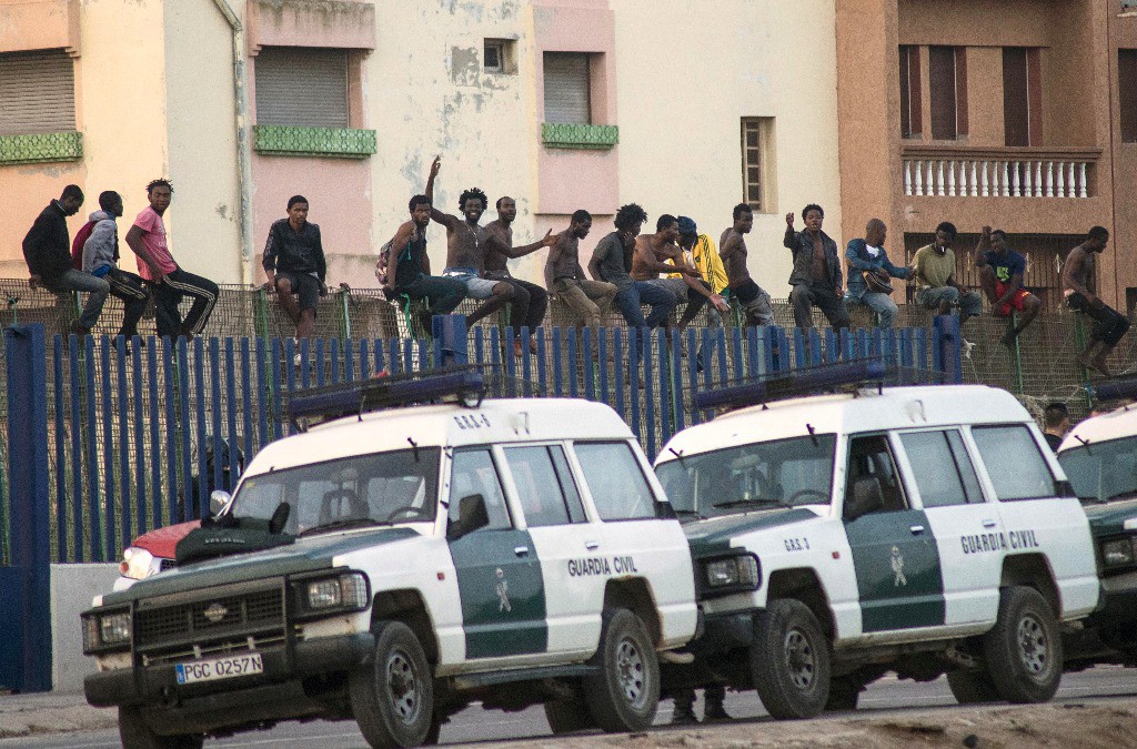 Unos 250 migrantes subsaharianos lanzaron un nuevo asalto a la valla fronteriza entre Marruecos y Melilla, uno de los enclaves españoles al norte de África, y 15 de ellos lograron entrar en territorio español. Foto Reuters