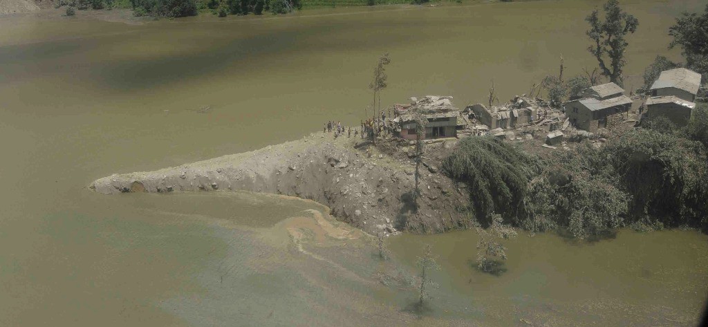 Vista aérea del nivel del agua del río Sunkoshi, después del bloqueo provocado por un deslave en Sindhupalchowk, Nepal, el 2 de agosto. El número de muertos por el deslave llegó a ocho, y al menos 150 personas siguen desaparecidas. Foto Xinhua/Ejército de Nepal