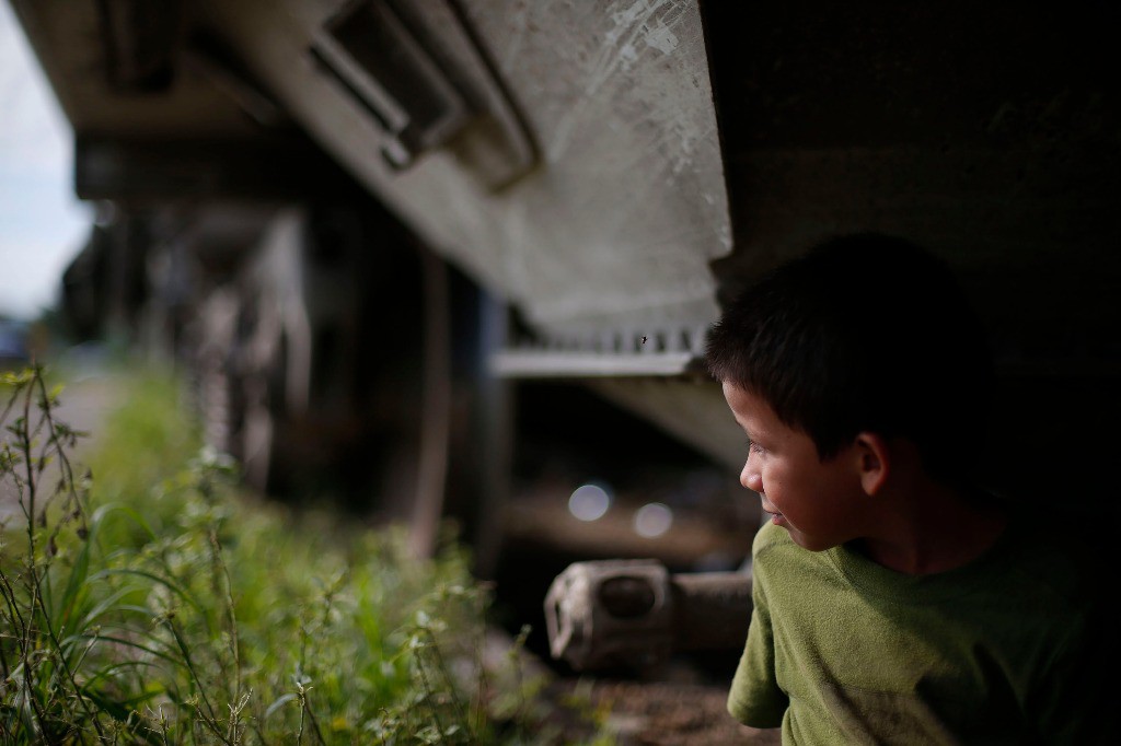 Niño hondureño en la estación del tren de Arriaga, Chiapas, donde cientos de migrantes lo abordan para dirigirse al norte del país. Foto: La Jornada