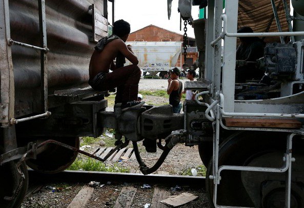 Migrante espera la salida del tren en la estación de Arriaga, Chiapas. Foto Alfredo Domínguez