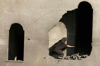 Una mujer palestina inspecciona su casa destruida en ataque aéreo israelí en Gaza. Foto Reuters