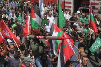 Palestinos en la ciudad cisjordana de Hebrón se manifiestan contra la ofensiva israelí en la franja de Gaza. Foto Xinhua