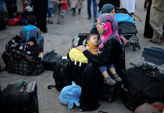Refugiados palestinos huyen de Gaza hacia Egipto. Foto Reuters