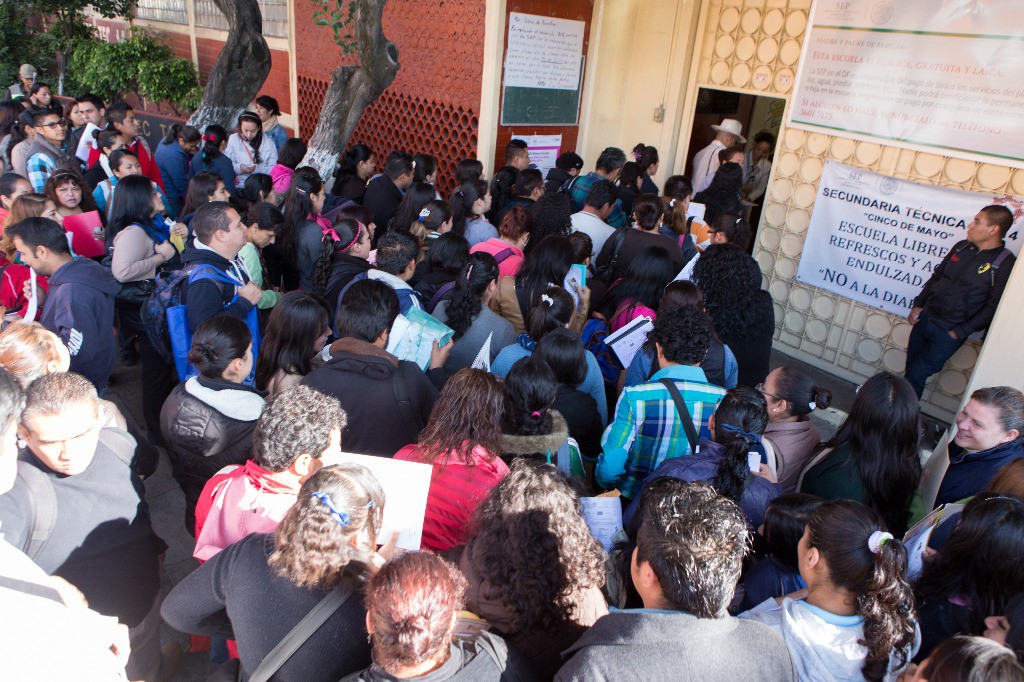 Aspirantes a plazas de docentes esperan ingresar a un plantel para que les apliquen el examen, el pasado 12 de julio. Foto: La Jornada