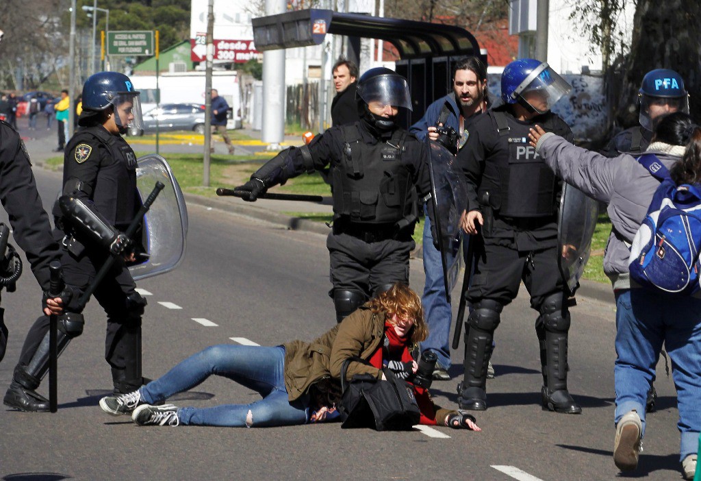 La fotógrafa María Pirsch cae después de ser golpeada por policías antidisturbios durante una protesta de trabajadores estatales en Buenos Aires, este miércoles. Reuters