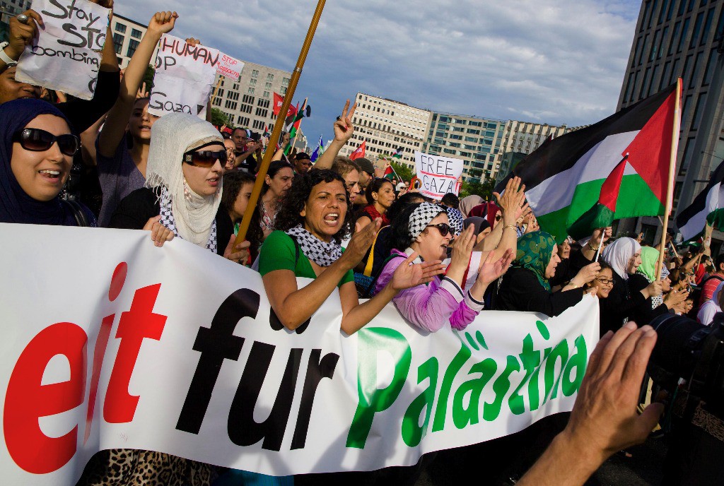 Miles de personas salieron a las calles en Berlín para exigir el cese de los ataques israelíes en Gaza. Foto Reuters