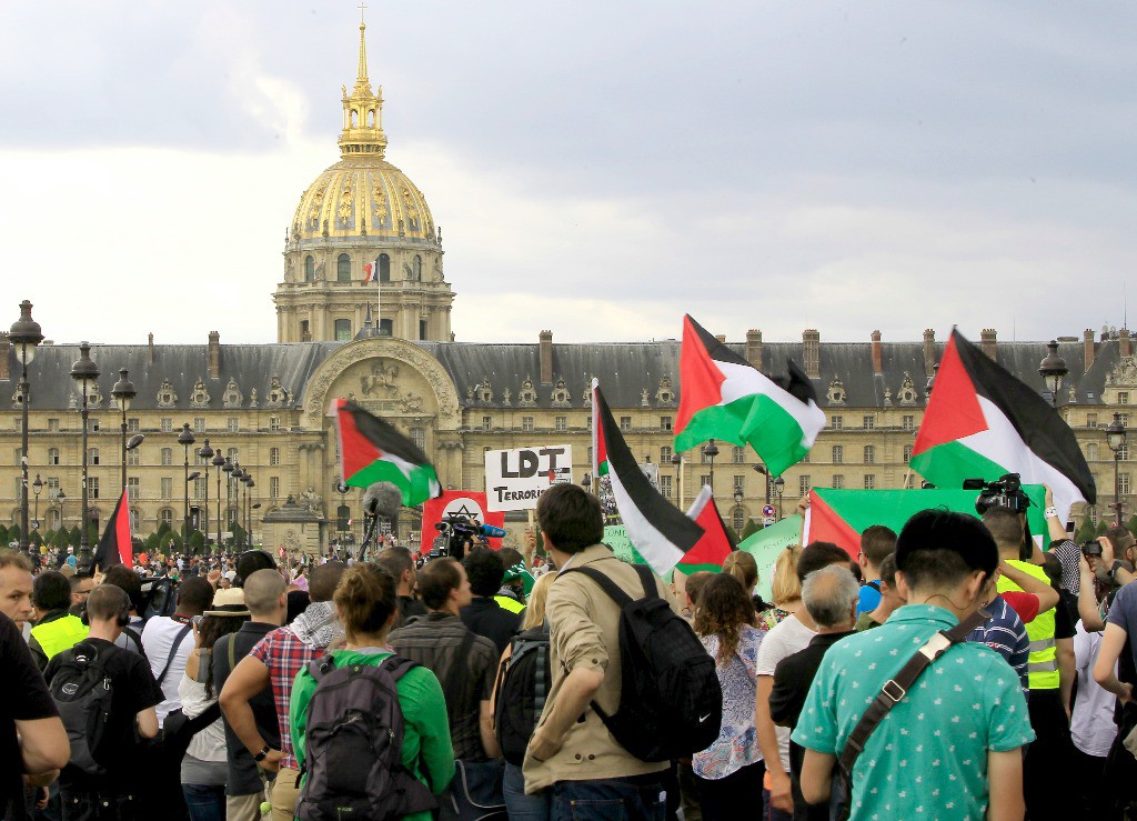 Miles de personas se manifestaron en varias ciudades francesas (en la imagen París) para denunciar la ofensiva israelí en Gaza y la posición del gobierno francés ante este conflicto. Foto Ap
