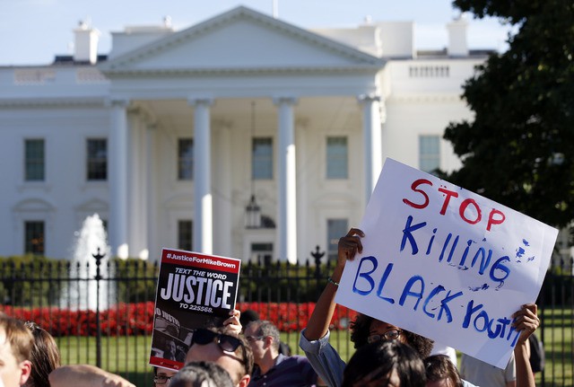 Protesta frente a la Casa Blanca, el pasado 28 de agosto, para pedir justicia por la muerte del joven afroestadunidense Michael Brown. Foto Ap