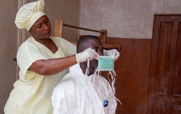 En los demás países africanos afectados por la epidemia, el brote de ébola ha dejado mil 427 muertos desde marzo, en Liberia, Guinea, Sierra Leona y en menor medida Nigeria. Foto Ap