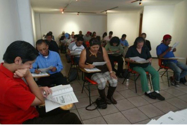 Personas de diversas edades presentan su examen de nivel secundaria en el INEA. Foto: Yazmín Ortega Cortés