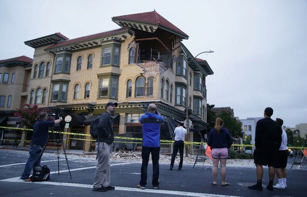 Un edificio dañado tras el sismo de este domingo en Napa, California. Foto Ap