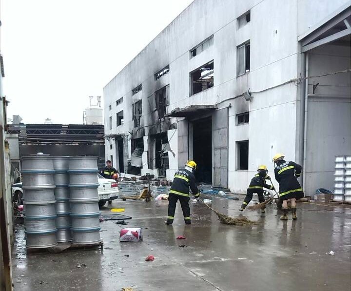 Rescatistas laboran en el lugar de la explosión en una fábrica en la ciudad de Kunshan, de la provincia de Jiangsu, al este de China. Foto Xinhua