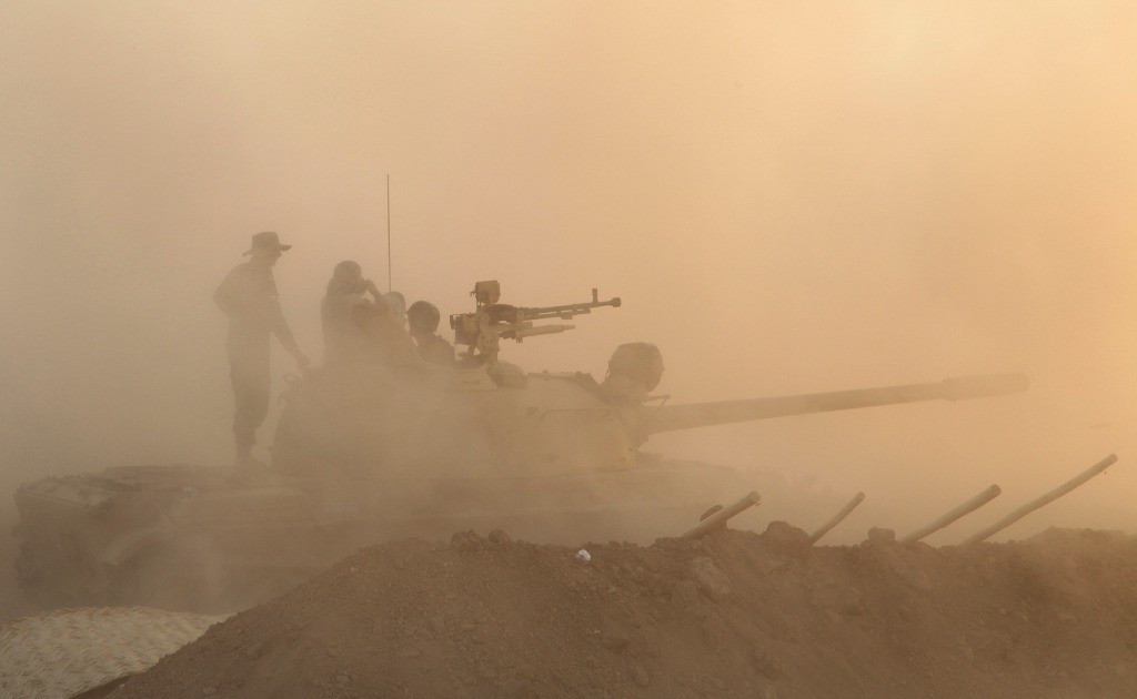 Un tanque de las tropas kurdas durante una ofensiva contra posiciones de militantes del Estado Islámico. Foto Ap