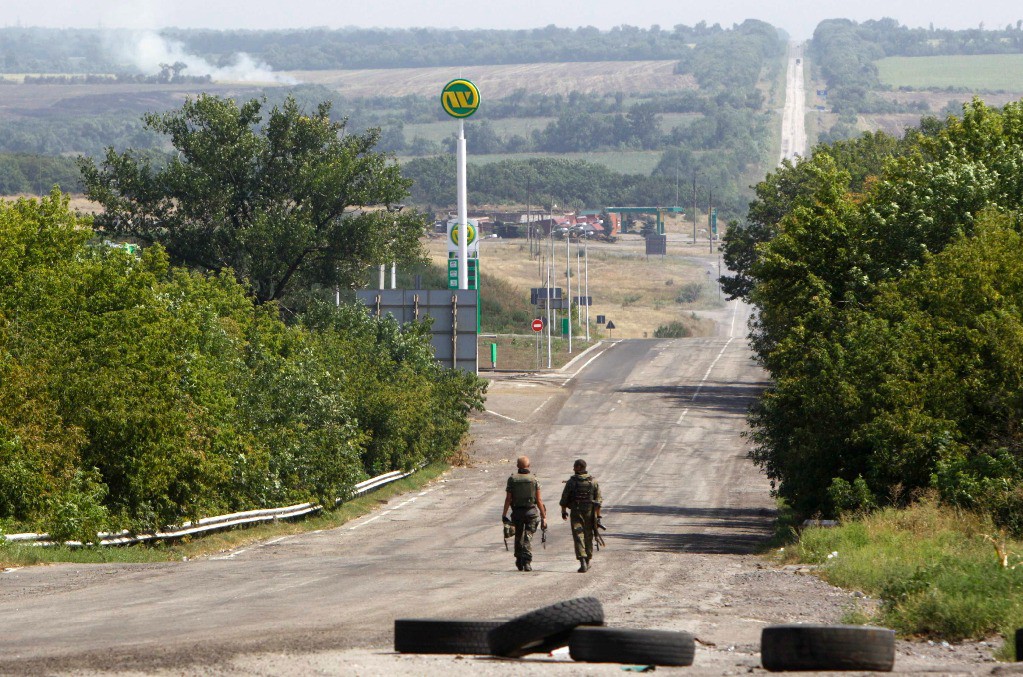 Agentes ucranios vigilan en las inmediaciones de un puesto de control en Debaltseve, en el este del país. Foto Reuters